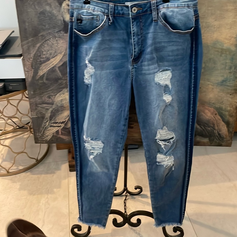 On trend Kancan distressed jeans